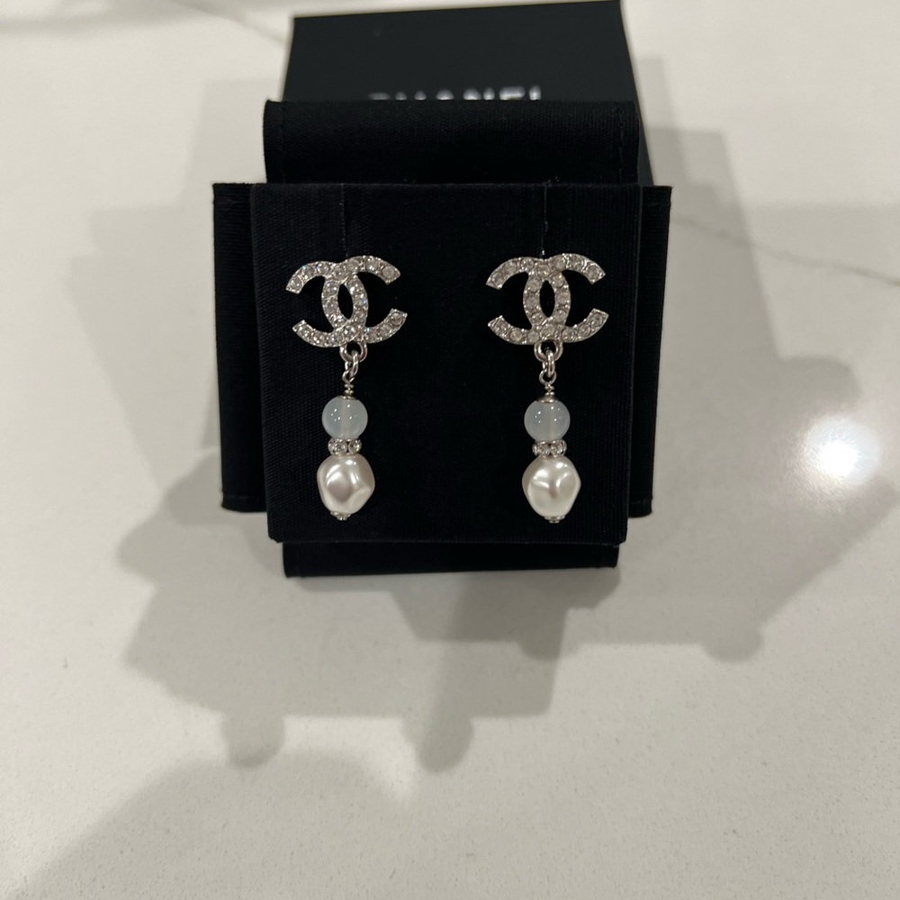 🔥CHANEL 🔥NEW COLLECTION White Drop Earrings with Iconic Logo and Pearl Elements